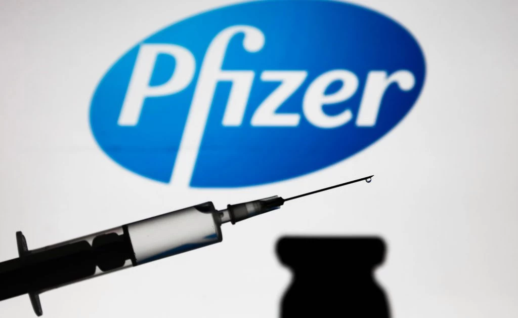 Ομολογία «βόμβα» Pfizer: Το εμβόλιο είναι αποτελεσματικό για 6 μήνες -Εκβιάζει για 3η δόση